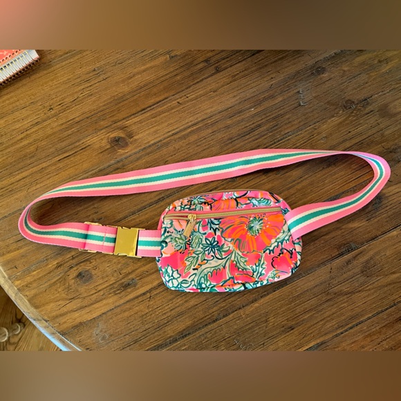 Lilly Pulitzer Runaround printed belt bag in Soleil Pink perfect poppy - Picture 4 of 16